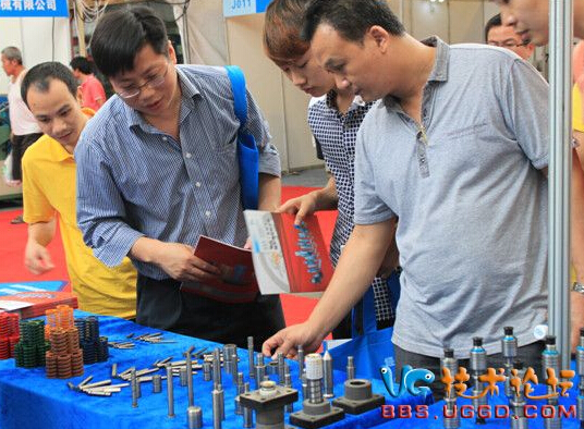 青华学子参加第十四届中国（长安）国际机械五金模具展览会
