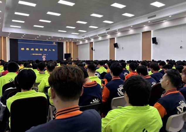 青华模具学校素质教育课《感恩成就职场人生》