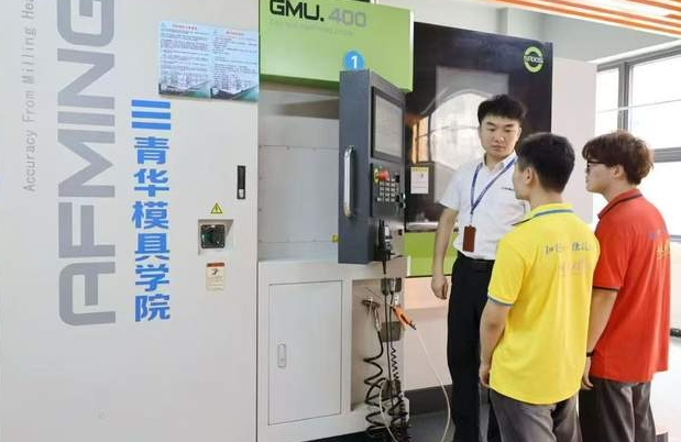 为什么CNC操机干了5年，工资还卡在7–8k？太真实了！