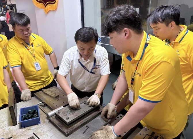 告别纸上谈兵！青华模具拆模实训，看得见摸得着的实战教学