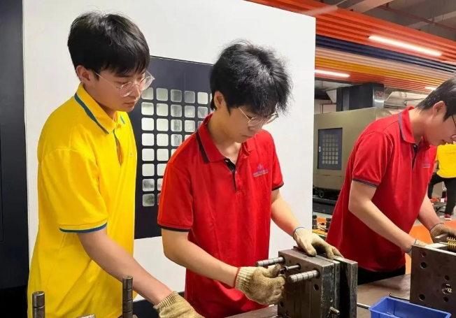 塑胶模具设计实训纸上画图千遍，不如现场拆模一遍