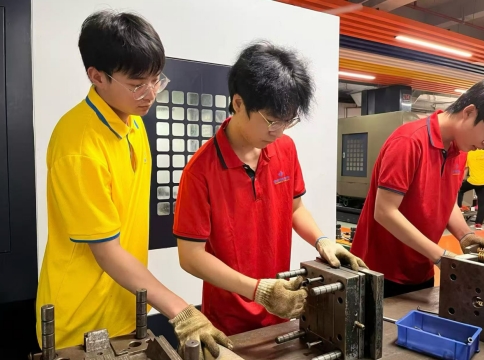 模具学习不必死啃图纸，车间实景拆模实操，看懂真实模具结构