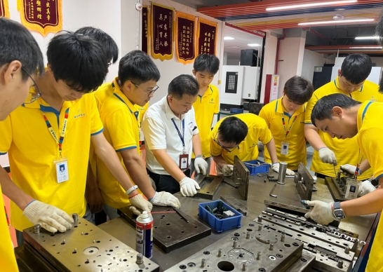 课堂实拍｜沉浸式五金模具实操教学！动手拆装吃透结构，学真技术、稳就业