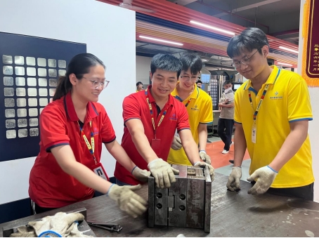 进厂当师傅带徒弟，为什么不愿意真心教你？模具学徒的真相